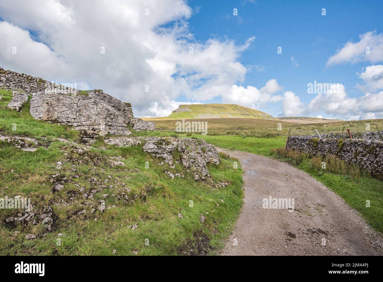 Pen-y-Ghent, una delle "tre vette", si trova nel Parco Nazionale Yorkshire Dales, non lontano da Horton-in-Ribblesdale. Foto Stock