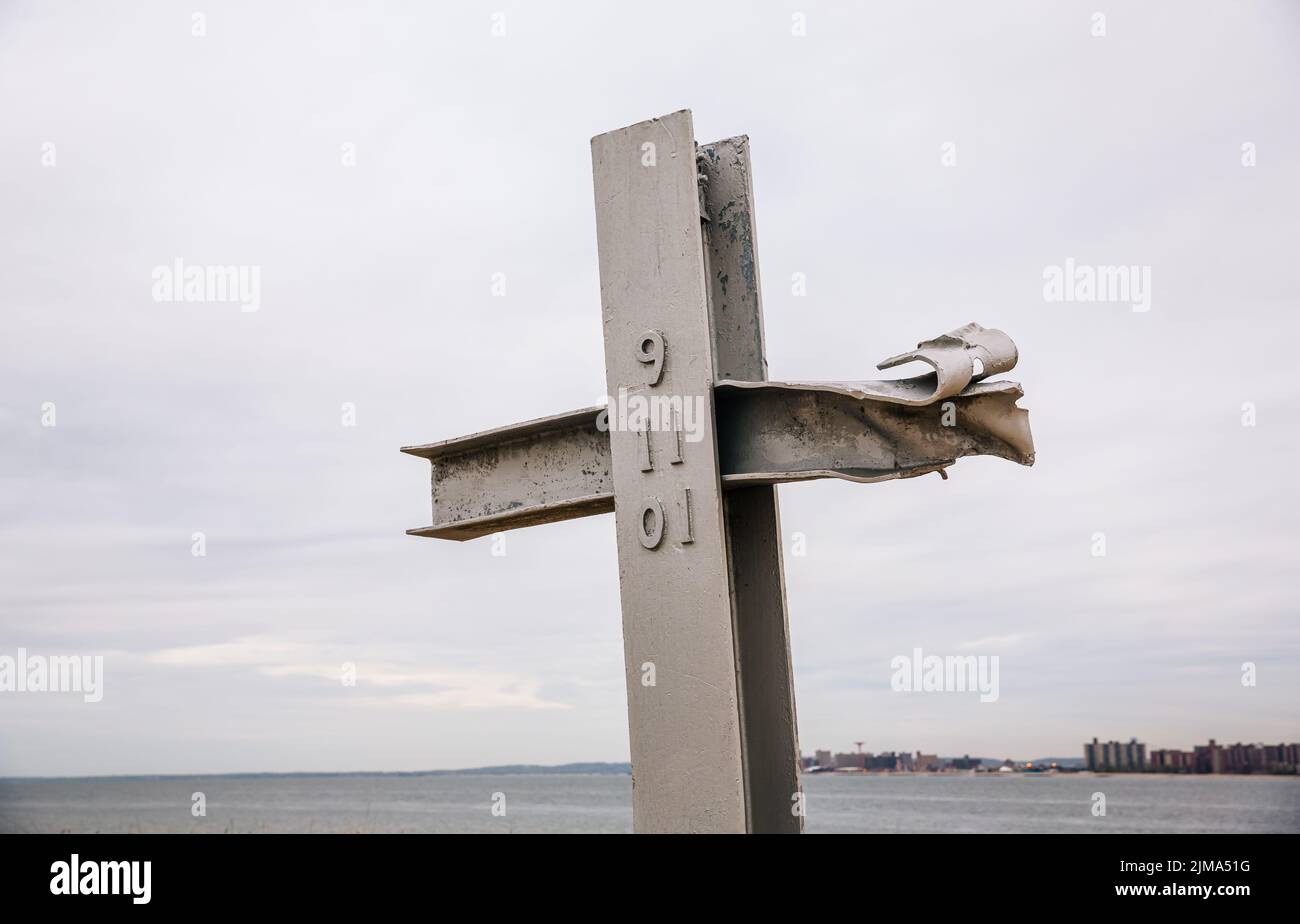 New York, Stati Uniti. 29th Apr 2016. Breezy Point 9/11 Memorial, Queens, New York 9/11 croce creato da acciaio ritorto recuperato dal World Trade Center. Credit: SOPA Images Limited/Alamy Live News Foto Stock