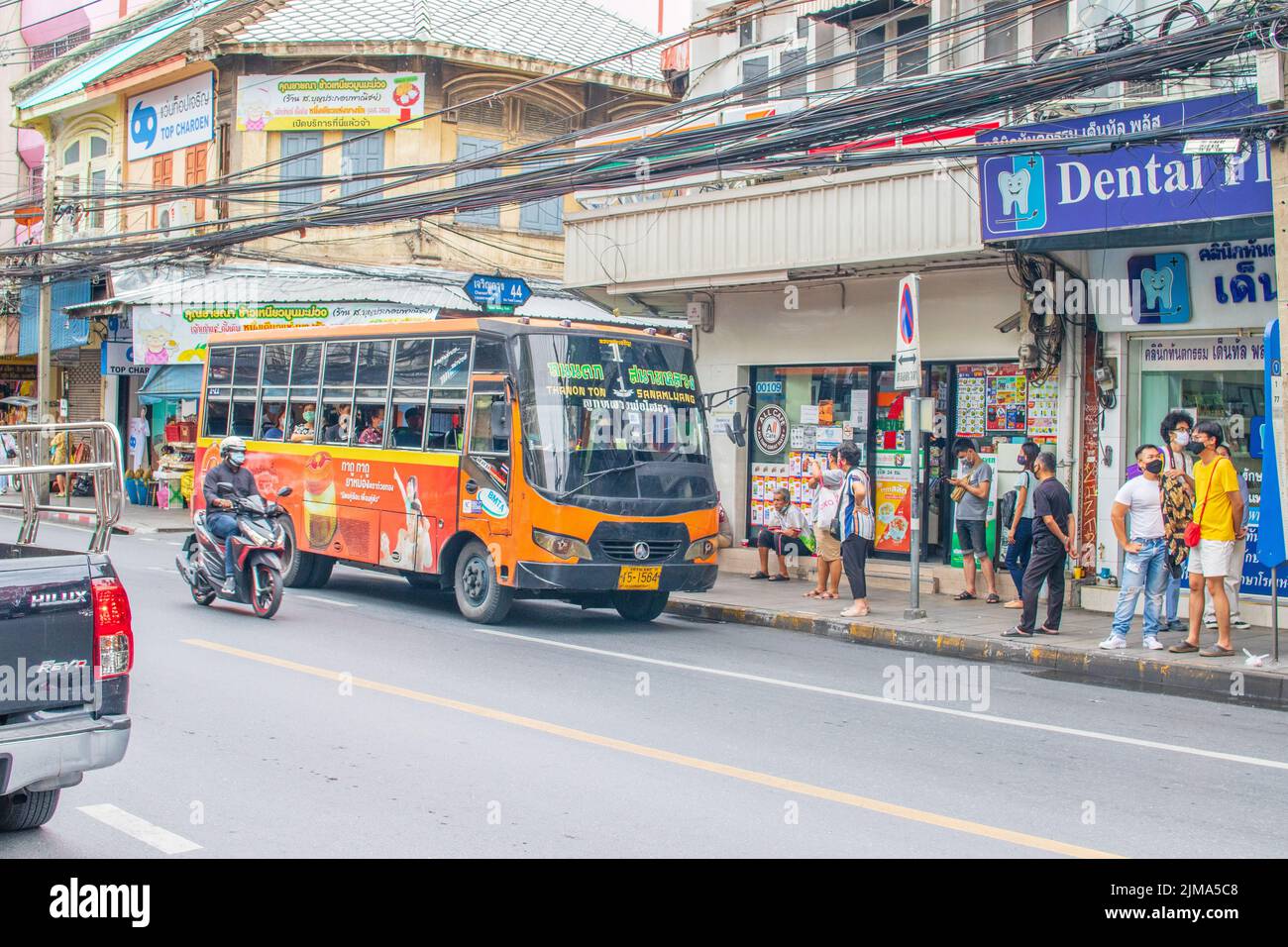 Durante l'ora di punta un autobus in una strada di Bangkok Thailandia Sud-est AS Foto Stock