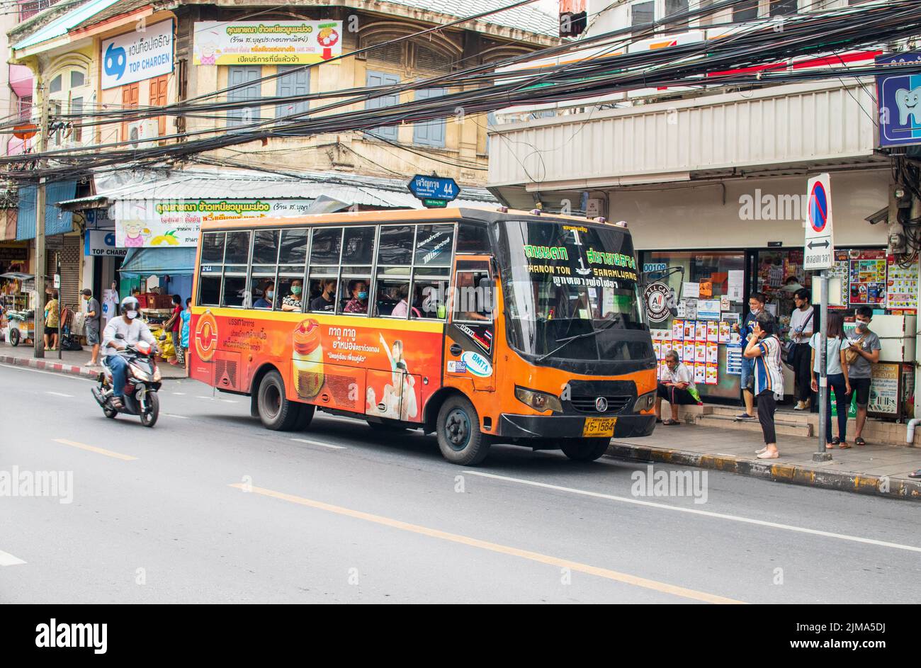 Durante l'ora di punta un autobus in una strada di Bangkok Thailandia Sud-est AS Foto Stock
