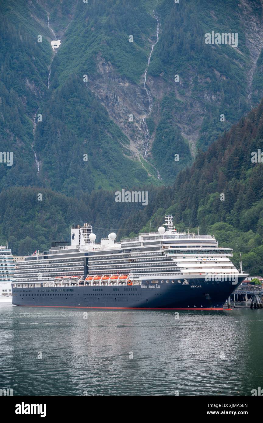 Juneau, Alaska - 27 luglio 2022: Dicovery Princess e la Noordam al molo di crociera a Juneau. Foto Stock