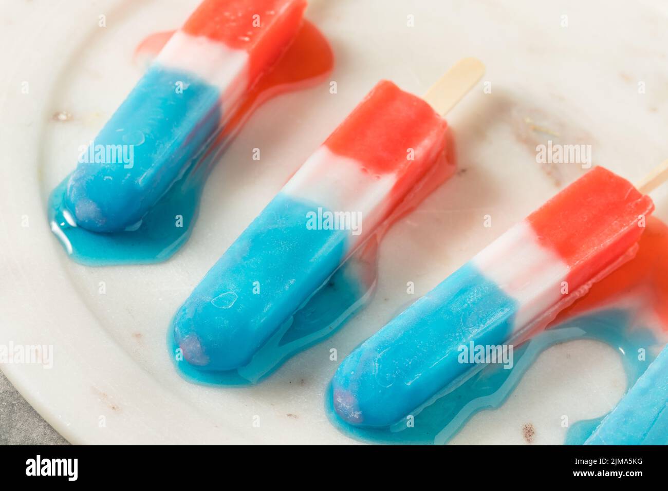 Popsicle Red White Blue fatto in casa pronto a mangiare per l'estate Foto Stock