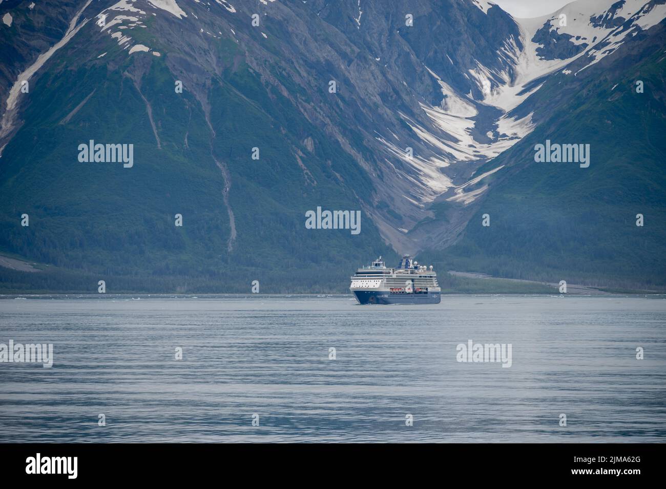 Ghiacciaio di Hubbard, Alaska - Luglio 28. 2022: La nave da crociera Celebrity Millenium che naviga lontano dal ghiacciaio Hubbard nell'Oceano Pacifico in Alaska. Foto Stock