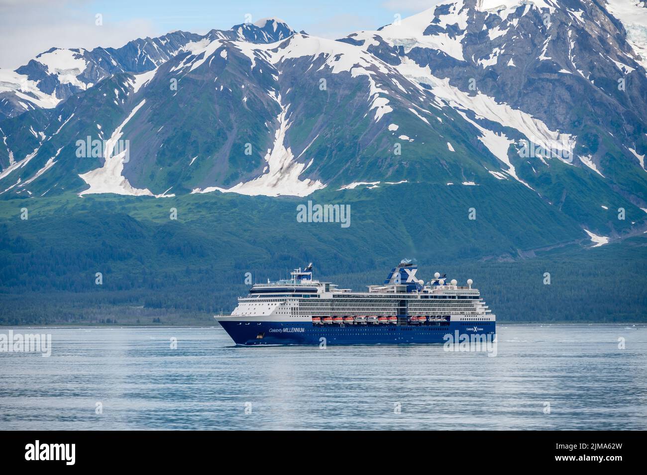 Ghiacciaio di Hubbard, Alaska - Luglio 28. 2022: La nave da crociera Celebrity Millenium che naviga lontano dal ghiacciaio Hubbard nell'Oceano Pacifico in Alaska. Foto Stock