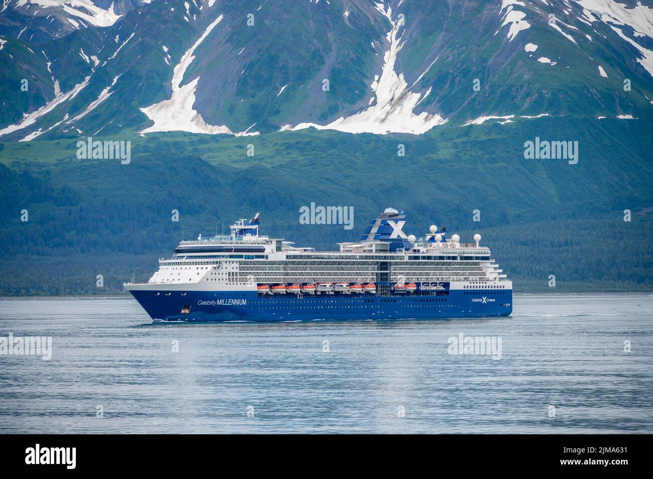 Ghiacciaio di Hubbard, Alaska - Luglio 28. 2022: La nave da crociera Celebrity Millenium che naviga lontano dal ghiacciaio Hubbard nell'Oceano Pacifico in Alaska. Foto Stock