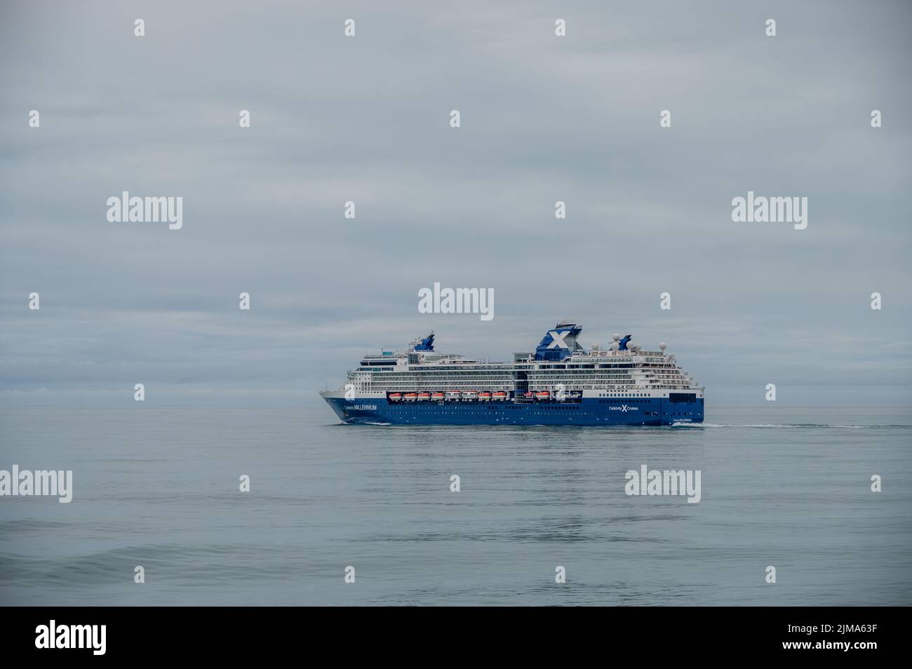 Ghiacciaio di Hubbard, Alaska - Luglio 28. 2022: La nave da crociera Celebrity Millenium che naviga lontano dal ghiacciaio Hubbard nell'Oceano Pacifico in Alaska. Foto Stock