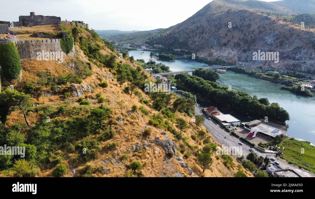 La vista del Castello di Rozafa vicino alla città di Shkoder, nell'Albania nord-occidentale. Foto Stock