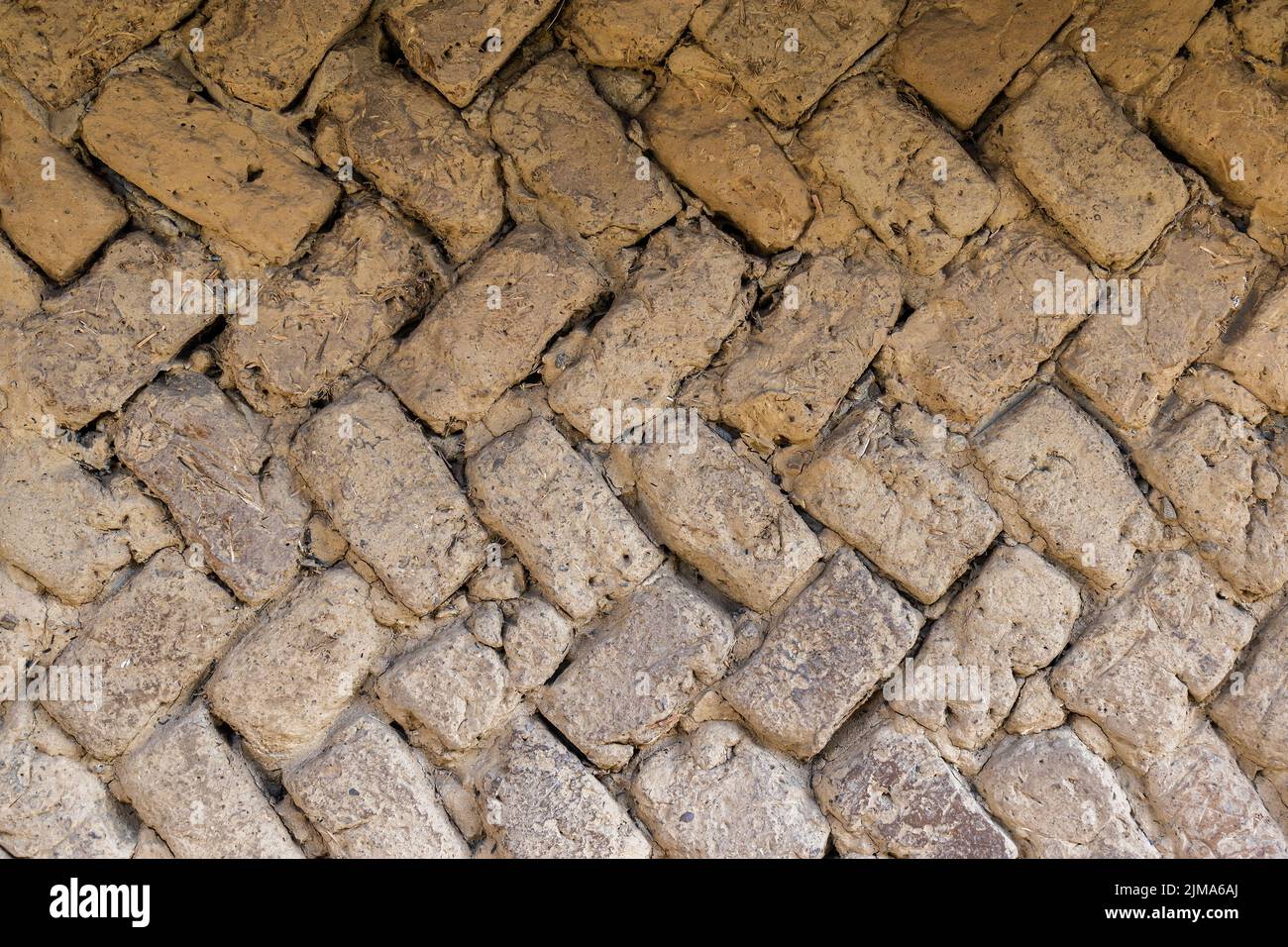 Particolare della tecnologia a parete utilizzata dagli antichi slavi. La vecchia tecnologia di costruzione di case da mattoni di argilla Foto Stock
