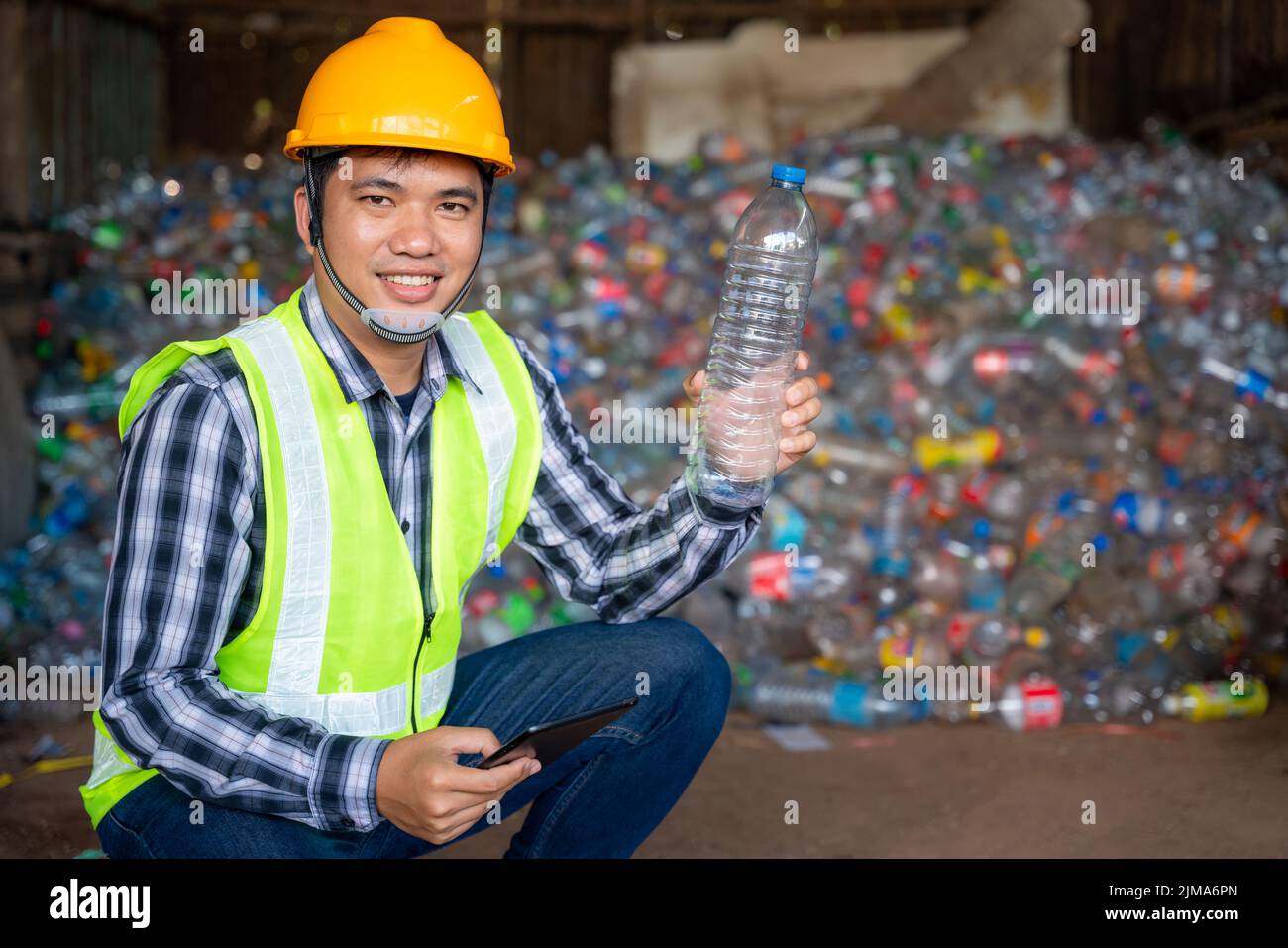 Un'esposizione dell'analista di riciclaggio presso la bottiglia di plastica dei rifiuti di riciclaggio per procedere al processo successivo presso la fabbrica di riciclaggio. Foto Stock