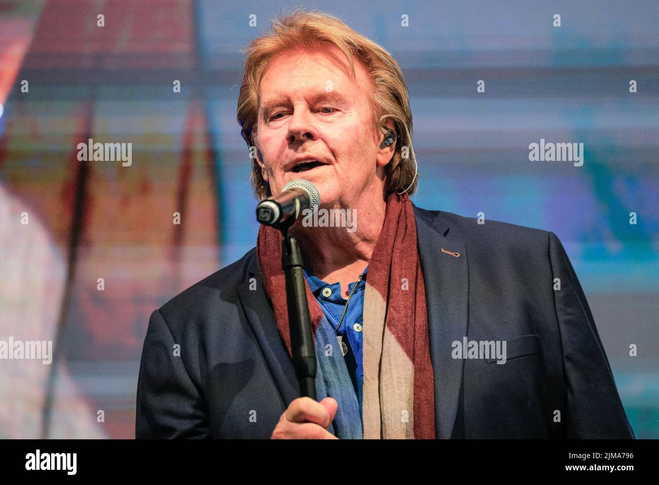 Crange, Herne, NRW, 5 agosto luglio 2022. I fan impazziscono e amano chiaramente le prestazioni. Il cantante Howard Carpendale si esibisce per quasi un'ora in una tenda festosa piena di ospiti invitati, tra cui il presidente del Parlamento tedesco, Bärbel Bas. I fan e i visitatori urlano, ballano e cantano insieme alle canzoni della popolare cantante pop sudafricana. Alla cerimonia di apertura ufficiale del 2022 Cranger Kirmes, una delle più grandi fiere funebri della Germania e la più grande del suo genere in NRW, partecipano ospiti invitati nella tenda del festival e nella birreria. Crediti: Imageplotter/Alamy Live News Foto Stock