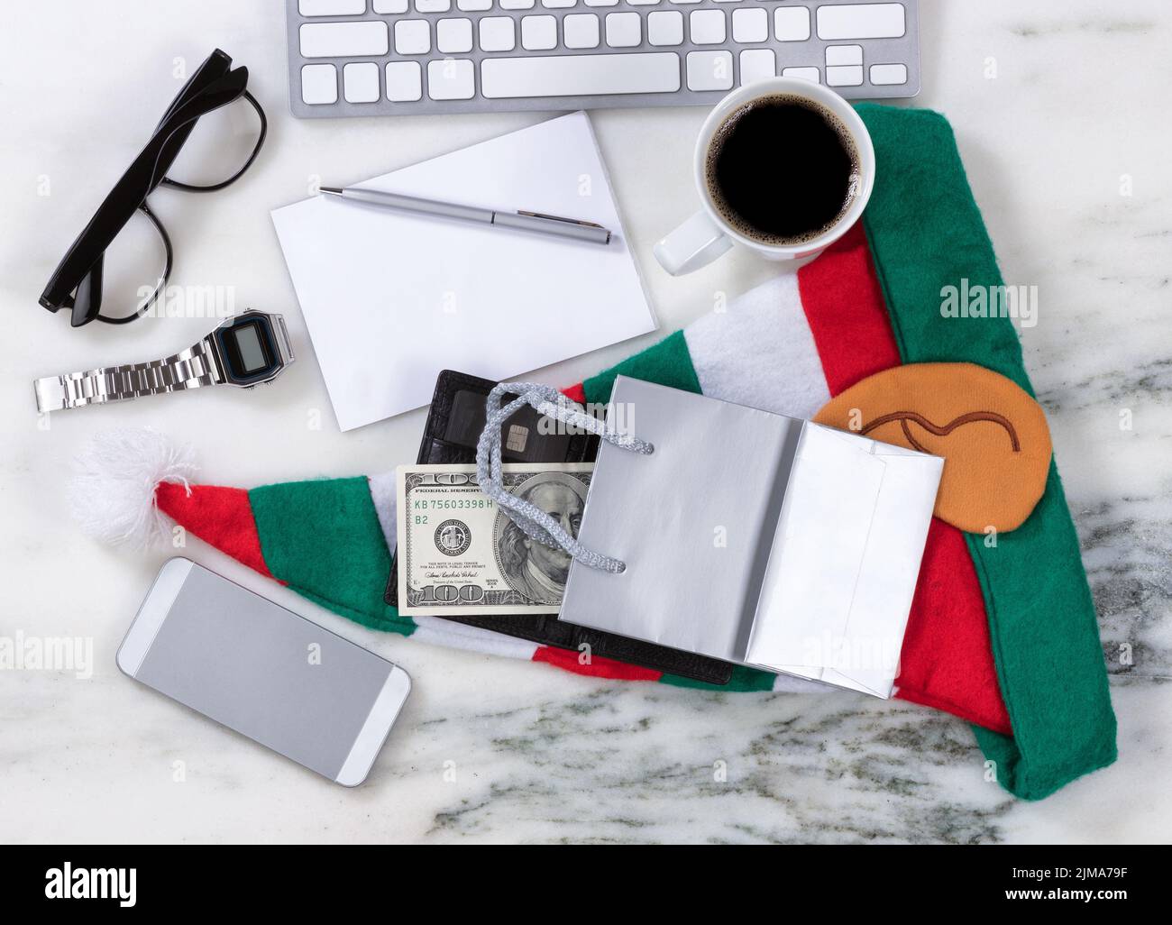 Superficie in marmo da tavolo con oggetti da preparare per lo shopping natalizio on line Foto Stock