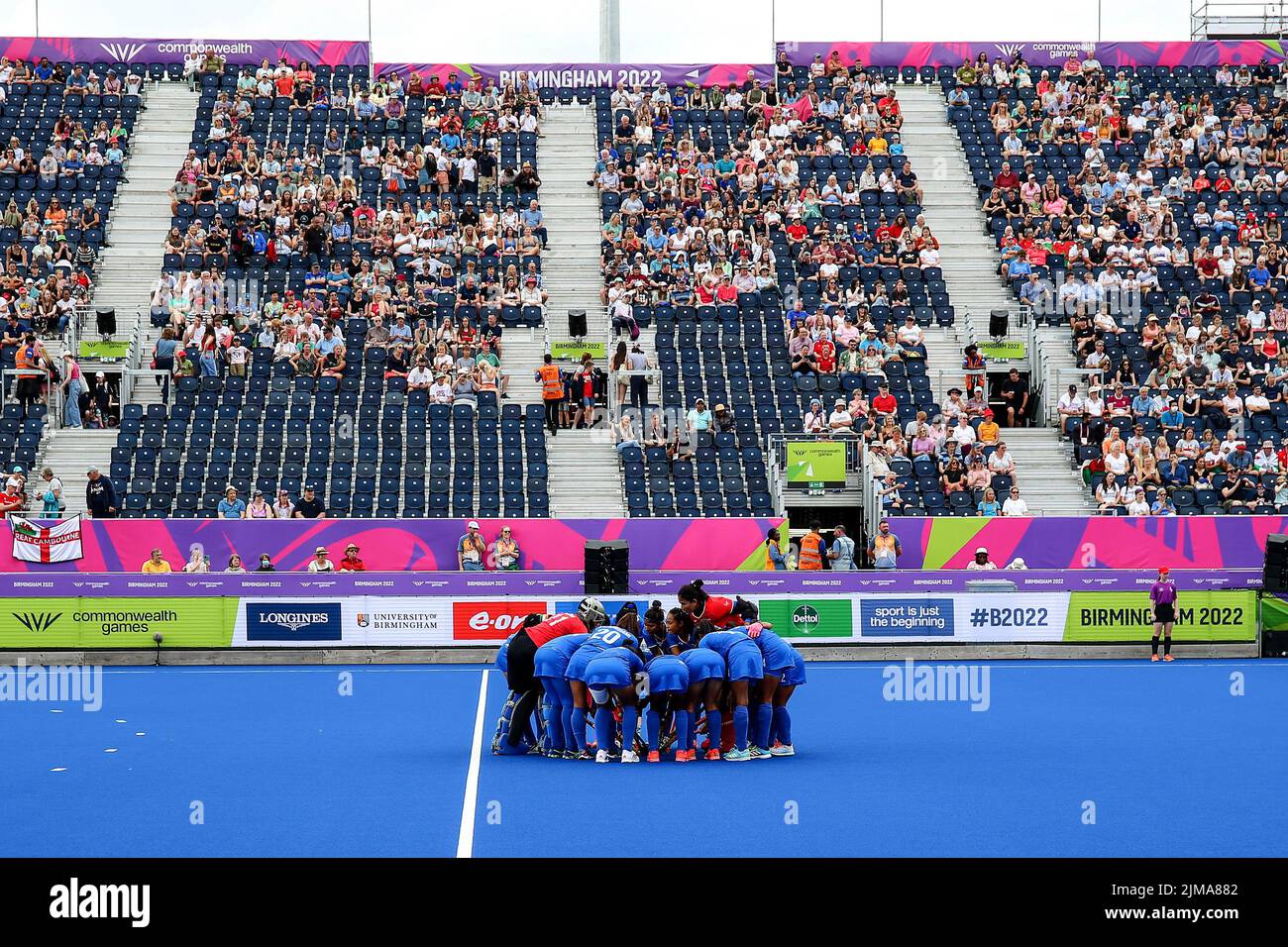 La squadra indiana ha un huddle durante il Women's Hockey Pool Una partita tra Ghama e India il giorno uno dei Giochi del Commonwealth all'Università di Birmingham Hockey & Squash Center, Birmingham, Inghilterra Venerdì 29th luglio 2022. (Credit: Mark Fletcher | MI News) Credit: MI News & Sport /Alamy Live News Foto Stock