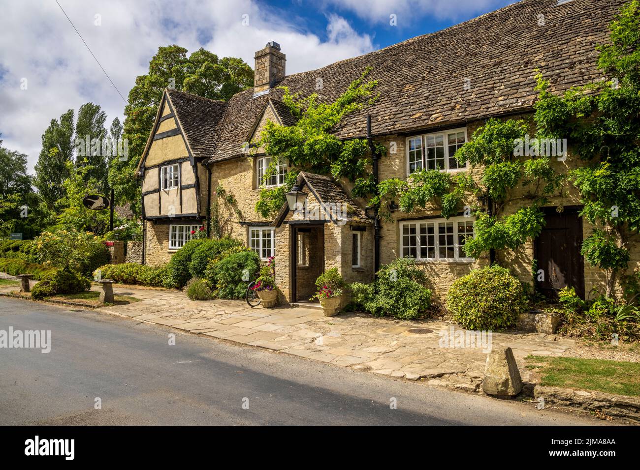 Il vecchio cigno a Minster Lovell nel Cotswolds, Oxfordshire, Inghilterra Foto Stock