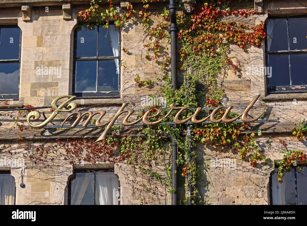 Segno d'oro ornato, al 18th ° secolo, Imperial Hotel, Station Road, Stroud, Gloucestershire, INGHILTERRA, REGNO UNITO, GL5 3AP Foto Stock