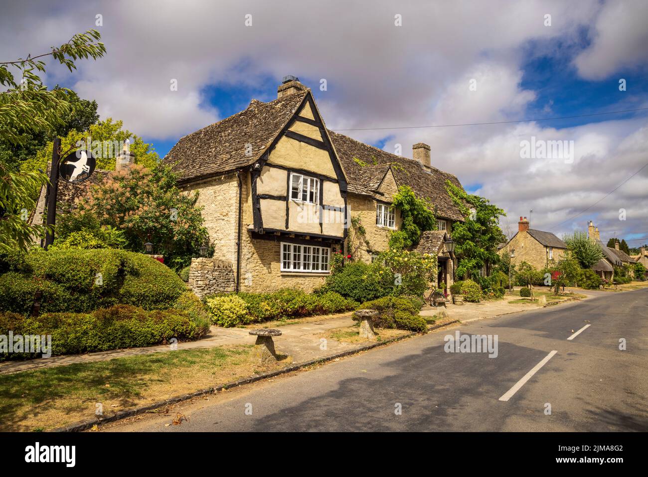 Il vecchio cigno a Minster Lovell nel Cotswolds, Oxfordshire, Inghilterra Foto Stock