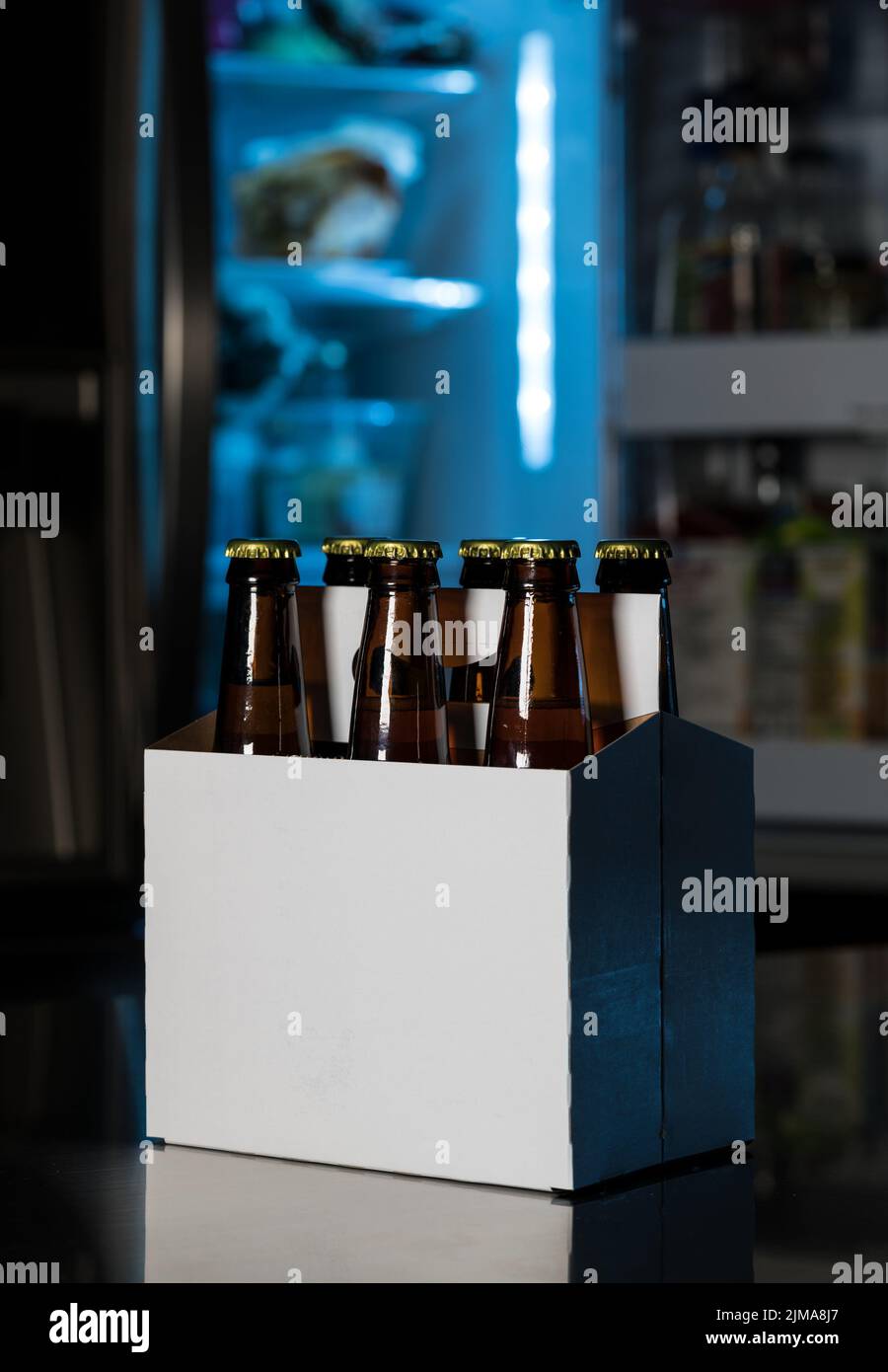 Sei confezioni di bottiglie di birra marrone sul bancone della cucina Foto Stock