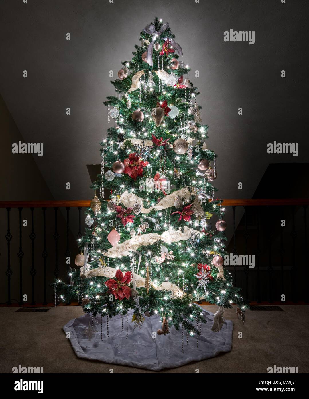 Albero di Natale ornato sul balcone di casa moderna Foto Stock