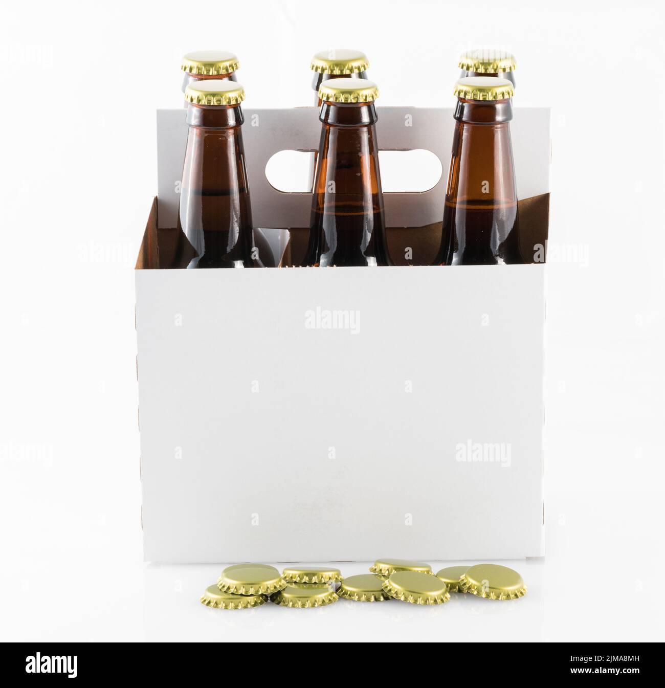 Sei bottiglie di birra con in un supporto di cartone Foto Stock