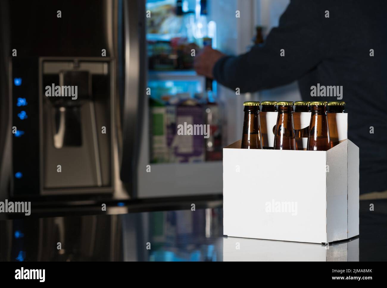 Sei confezioni di bottiglie di birra marrone sul bancone della cucina Foto Stock