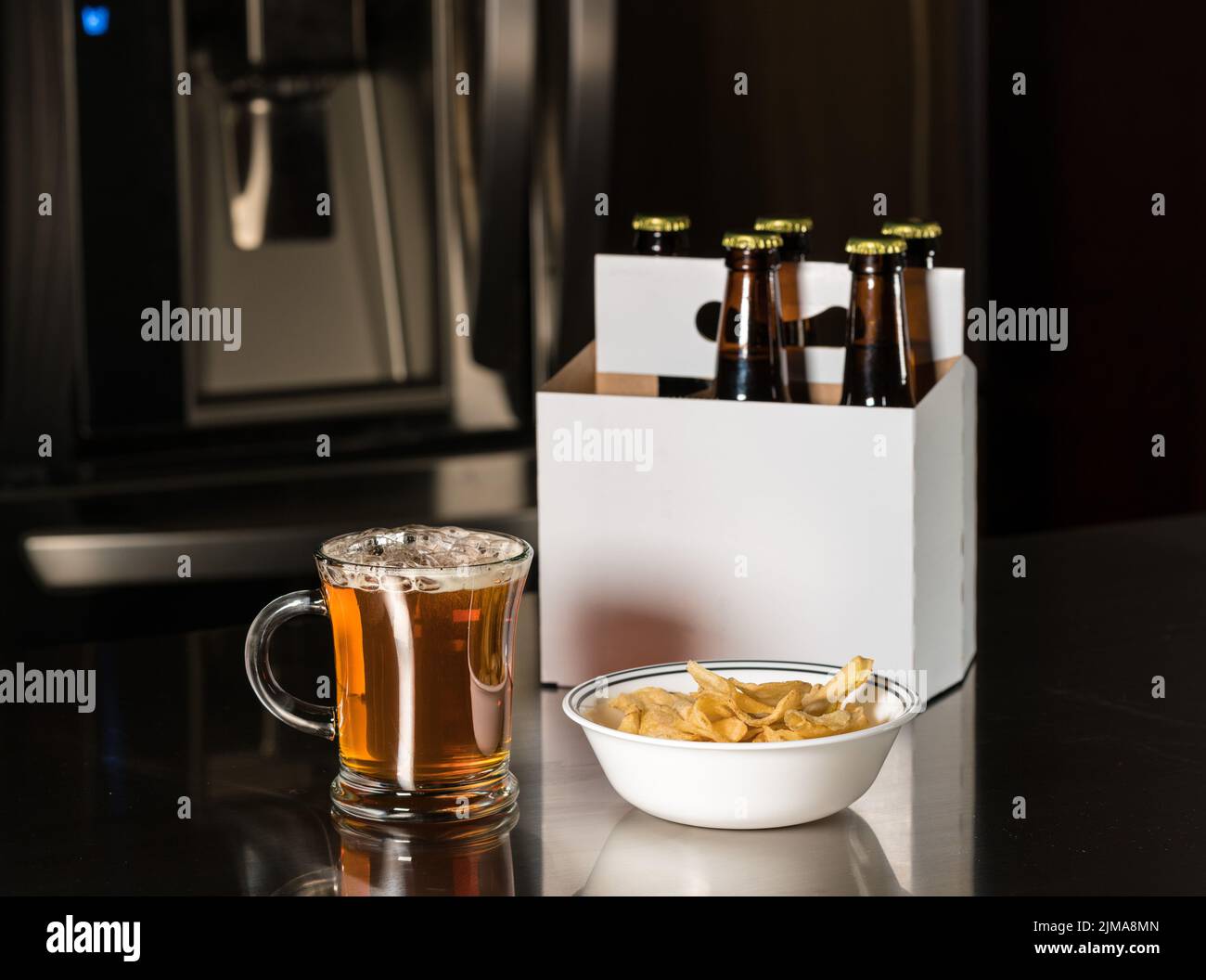 Sei confezioni di bottiglie di birra marrone sul bancone della cucina Foto Stock