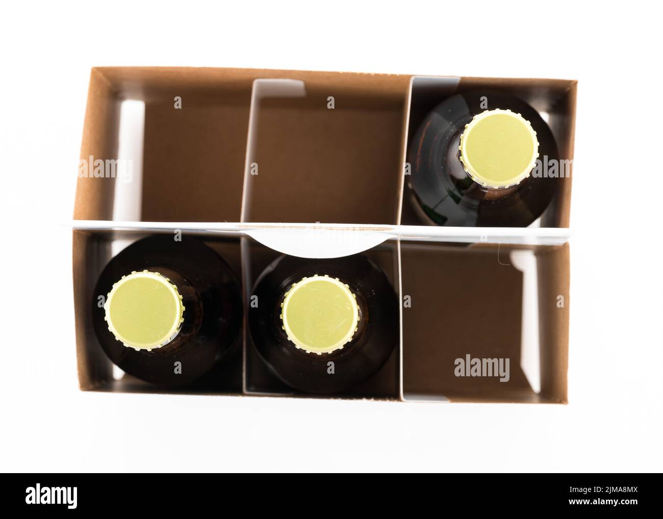 Tre bottiglie di birra con tappi rivolti verso la fotocamera Foto Stock