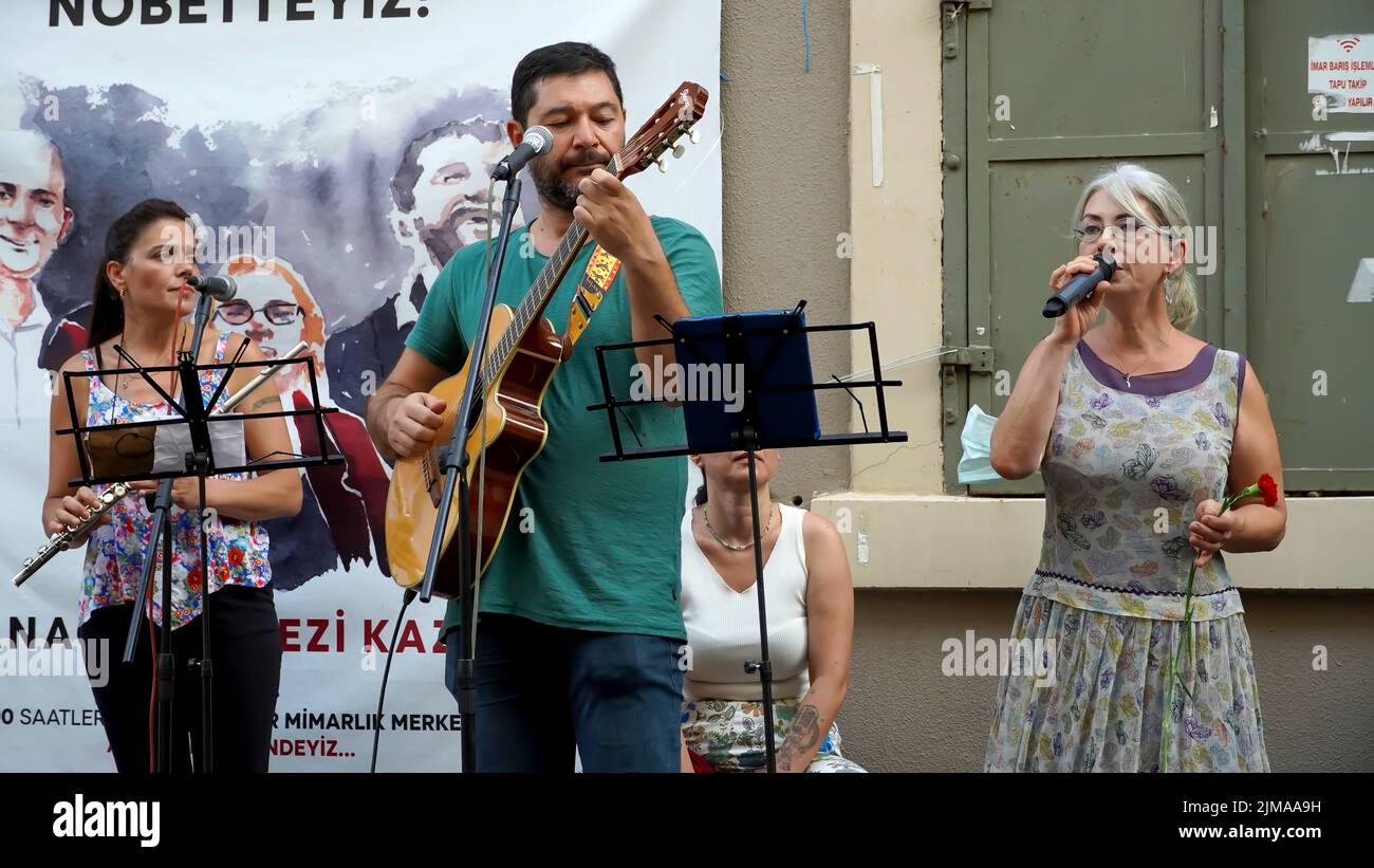 Il famoso cantante di sinistra 'lkay Akkaya sulla foto. L'Unione delle Camere degli ingegneri e degli architetti turchi Izmir Provincial Coordination Board ha organizzato un evento e il comunicato stampa del 100th giorno del lancio di "Justice Watch" per coloro che sono stati arrestati a causa delle "proteste del Parco Taksim Gezi". Il comunicato stampa è stato sostenuto da sindacati, organizzazioni professionali e alcuni partiti politici. Dopo il comunicato stampa, il 3 agosto 2022 ?lkay Akkaya e il 'Group Büyük Merdiven' hanno preso il palco a Izmir, Turchia. (Foto di dil Toffolo/Pacific Press/Sipa USA) Foto Stock