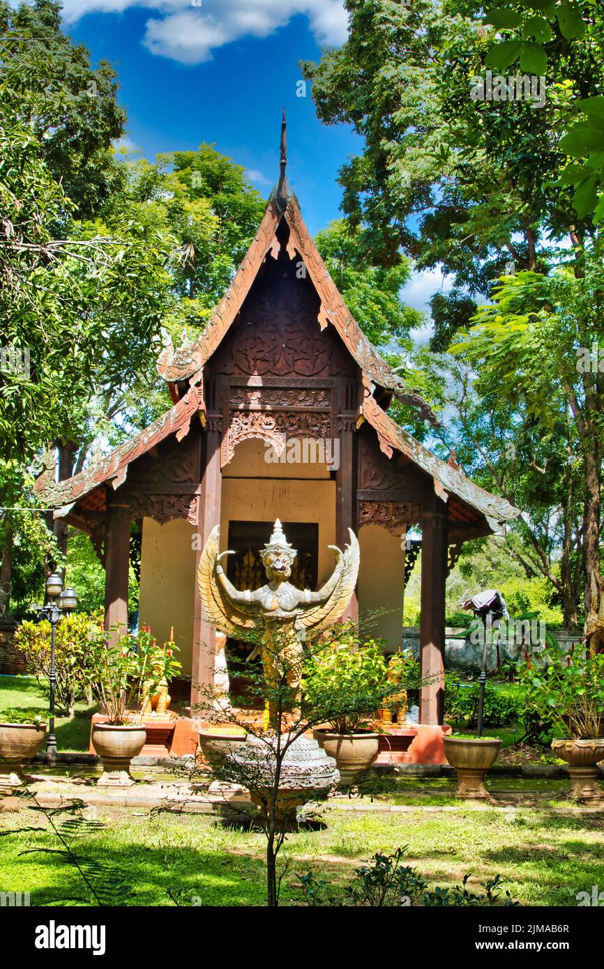 Garuda di fronte all'ubosot del Wat Chang Kam Phra (chiamato anche Wat Kan Thom o Kanthom), Wiang Kum Kam, Saraphi distretto, Chiang mai, Thailandia Foto Stock