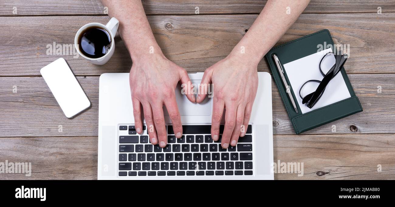 Vista dall'alto del desktop di lavoro con la tastiera del computer portatile con altri oggetti per ufficio Foto Stock