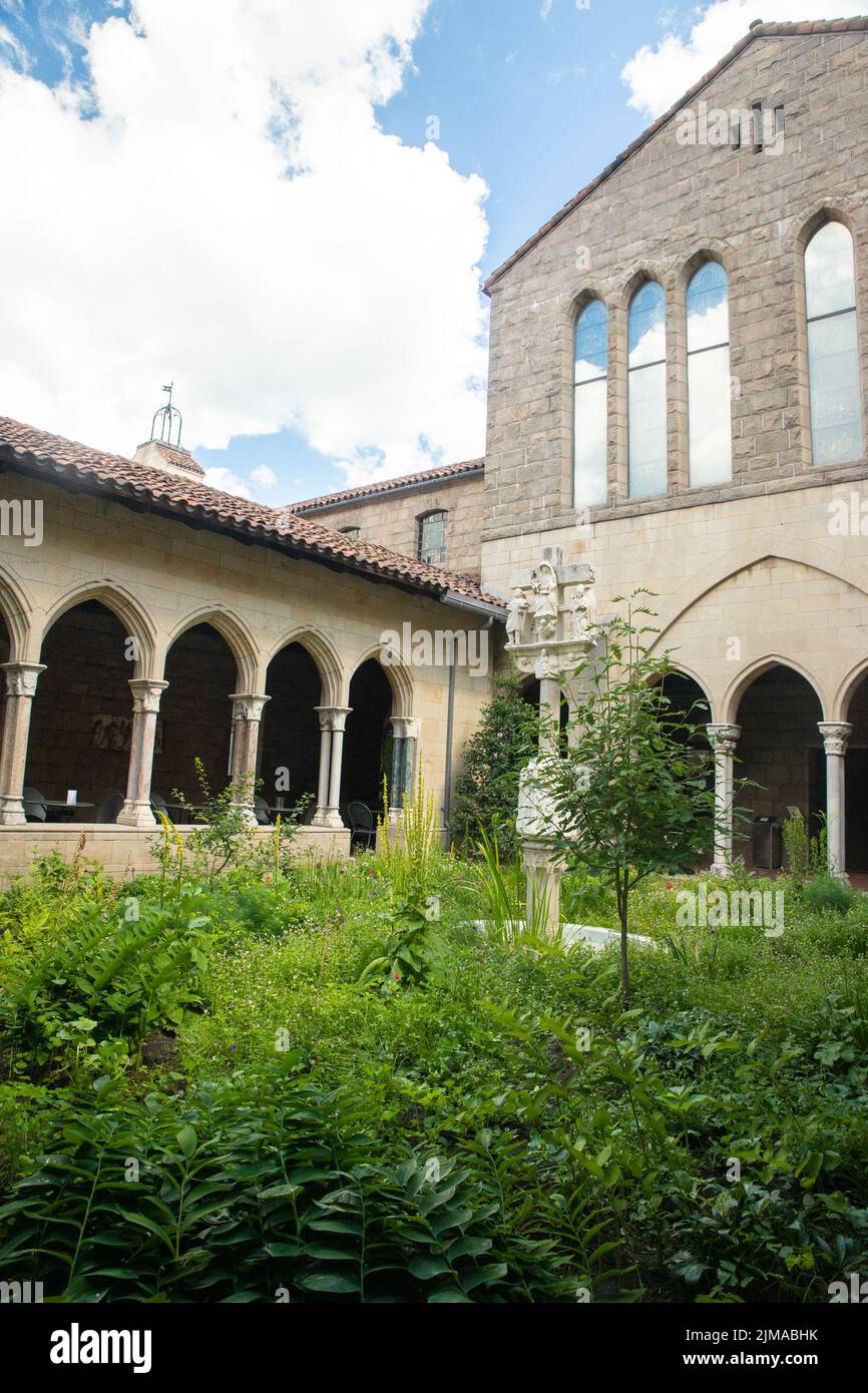 Vista esterna del Met Cloisters a Washington Height Manhattan con dettagli architettonici e giardino Foto Stock