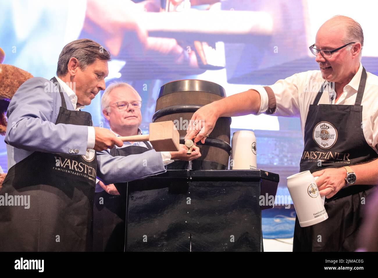 Crange, Herne, NRW, 05th ago Luglio, 2022. Il sindaco di Herne Dr. Frank Dudda esegue la tradizionale apertura del primo barile „Piel op no Crange“ la cerimonia ufficiale di apertura del 2022 Cranger Kirmes, il più grande funebre della Germania del 3rd e il più grande del suo genere in NRW, è frequentato da ospiti invitati nella tenda del festival e birreria. La fiera popolare, che è stata messa in pausa durante la pandemia, attira regolarmente più di 4m visitatori durante i suoi 10 giorni di funzionamento ed è stata istituita per decenni. Credit: Imagplotter/Alamy Live News Foto Stock