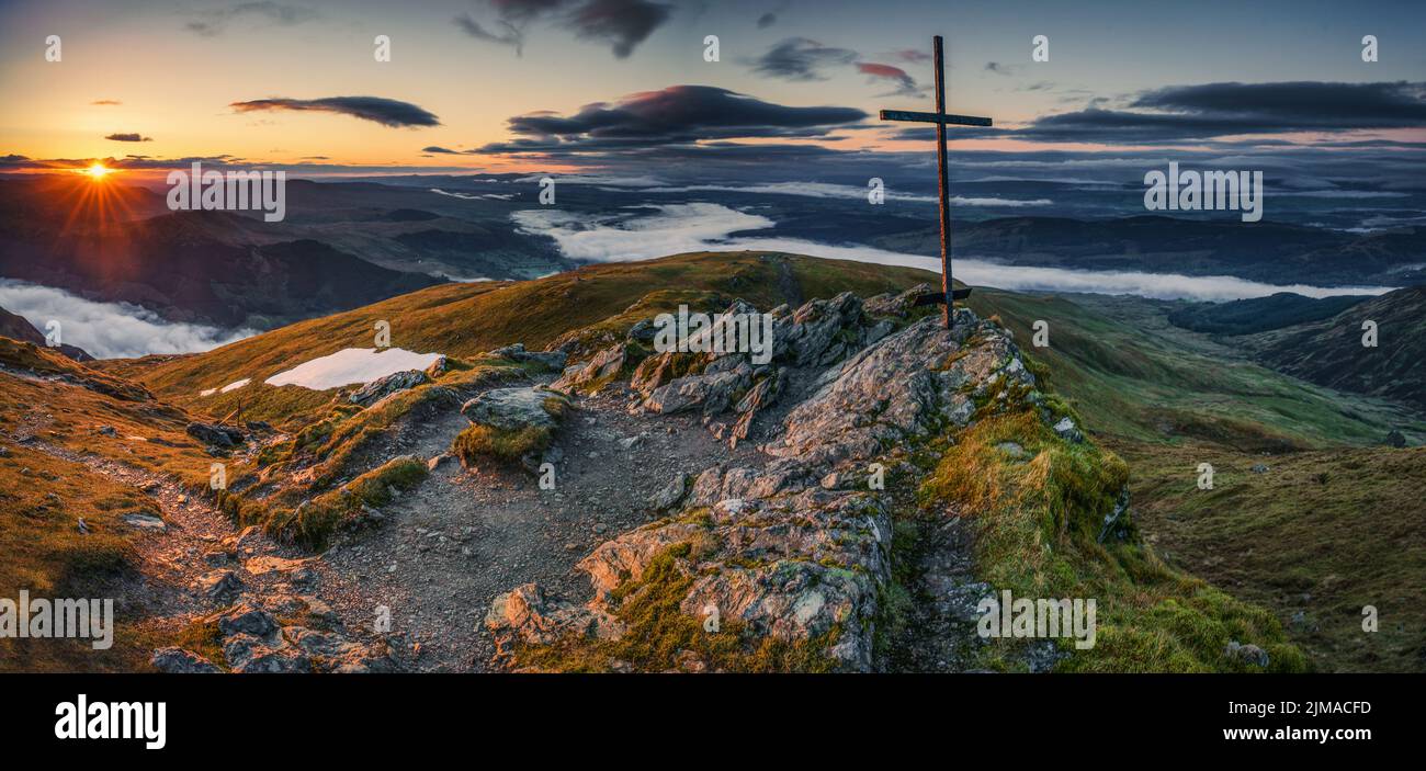 Alba sulla cima di ben Ledi nel Loch Lomond e il Parco Nazionale Trossachs in Scozia. Foto Stock