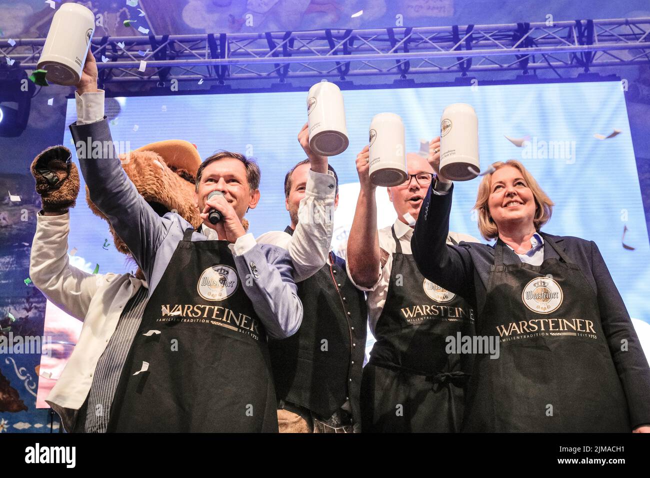 Crange, Herne, NRW, 05th ago Luglio, 2022. Sindaco di Herne Dr. Frank Dudda, Bundestagspräsidentin (presidente del Parlamento tedesco), Bärbel Bas (SPD) e altri godono di una birra per il primo barile. La cerimonia di apertura ufficiale della Cranger Kirmes 2022, la più grande fiera funebre della Germania del 3rd e la più grande del suo genere in NRW, è presente agli ospiti invitati nella tenda del festival e nella birreria. La fiera popolare, che è stata messa in pausa durante la pandemia, attira regolarmente più di 4m visitatori durante i suoi 10 giorni di funzionamento ed è stata istituita per decenni. Credit: Imagplotter/Alamy Live News Foto Stock