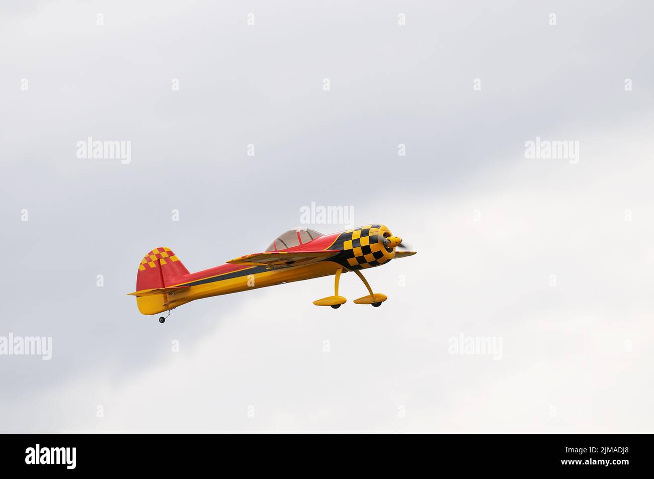 Modello di aeroplano pilotato da un'elica sul cielo nuvoloso grigio Foto Stock