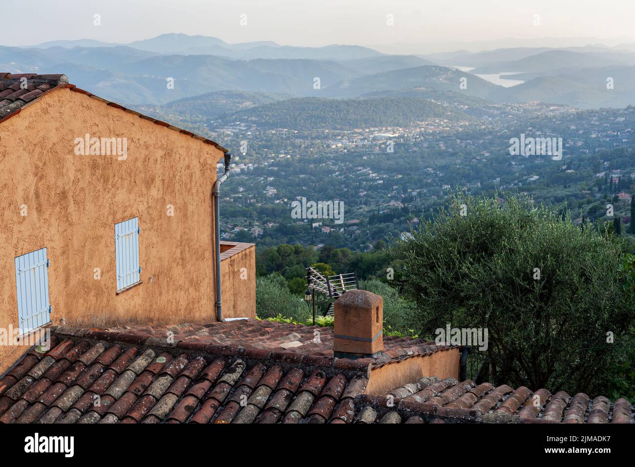 vecchia casa in pietra tipica in provenza, francia Foto Stock