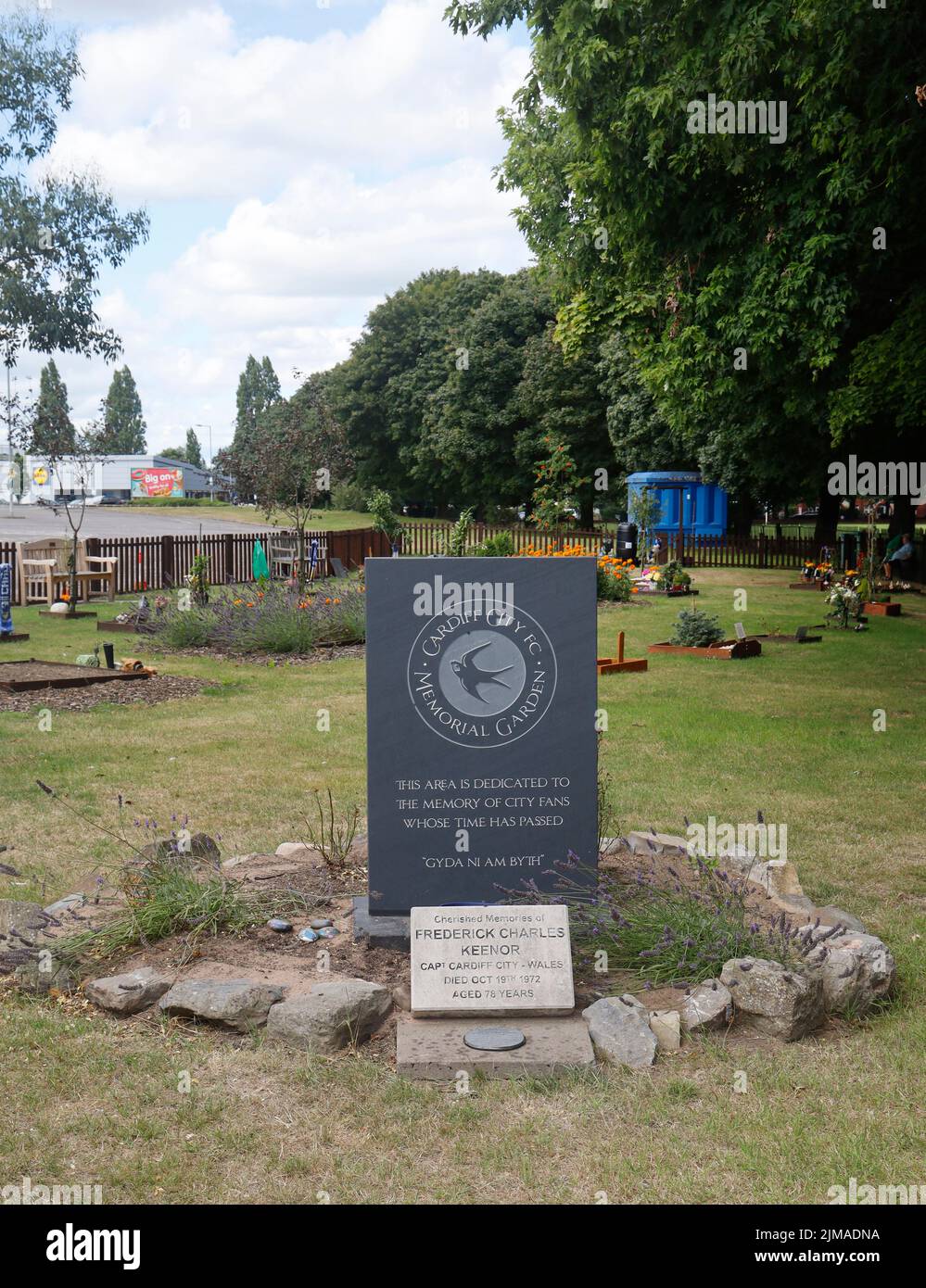Giardini commemorativi con pietra in memoria di Frederick Charles Keenor, Cardiff City Stadium Grounds. Estate 2022. Agosto Foto Stock