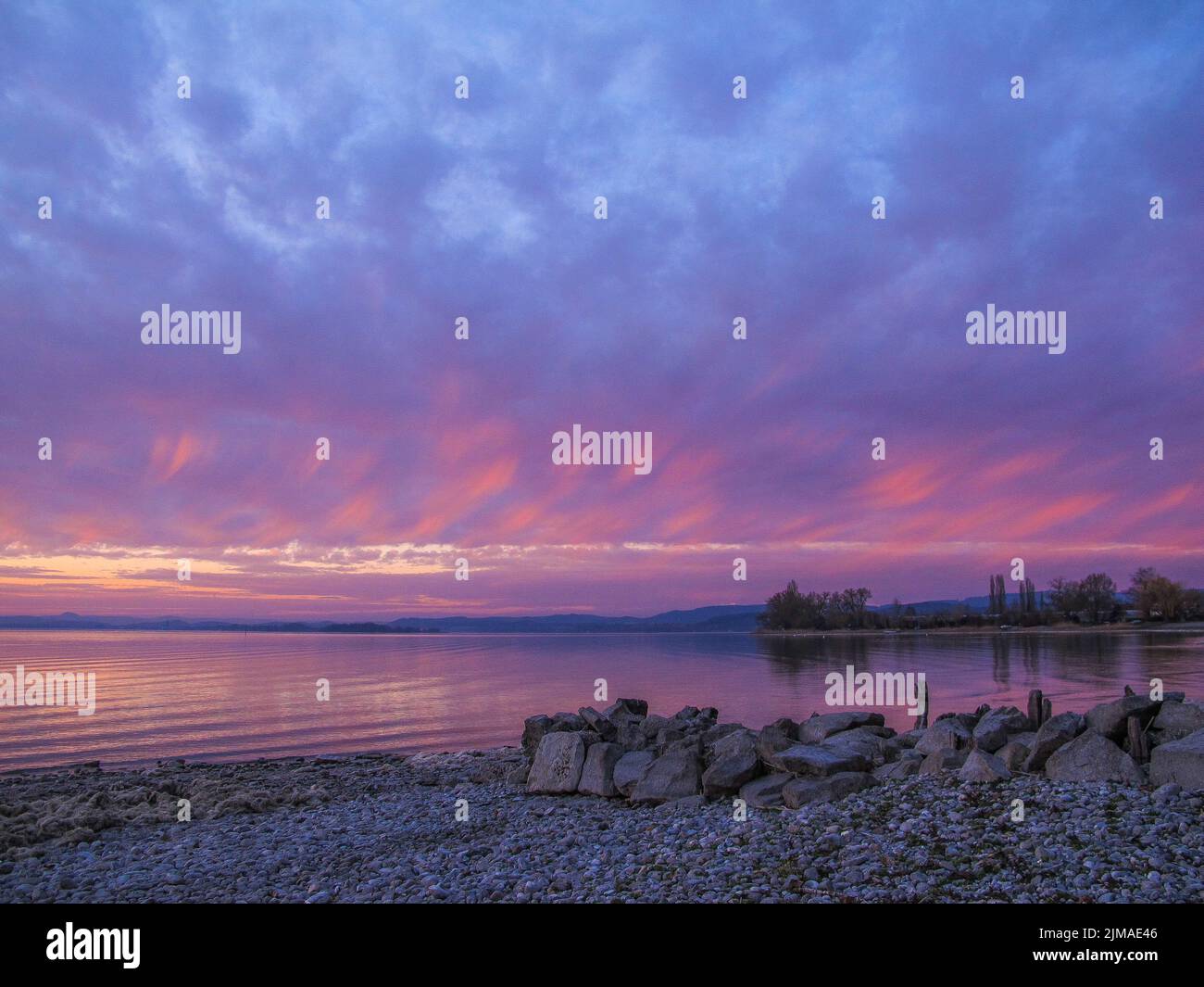 Sulla riva dell'isola di Reichenau dopo il tramonto - lago di costanza Foto Stock