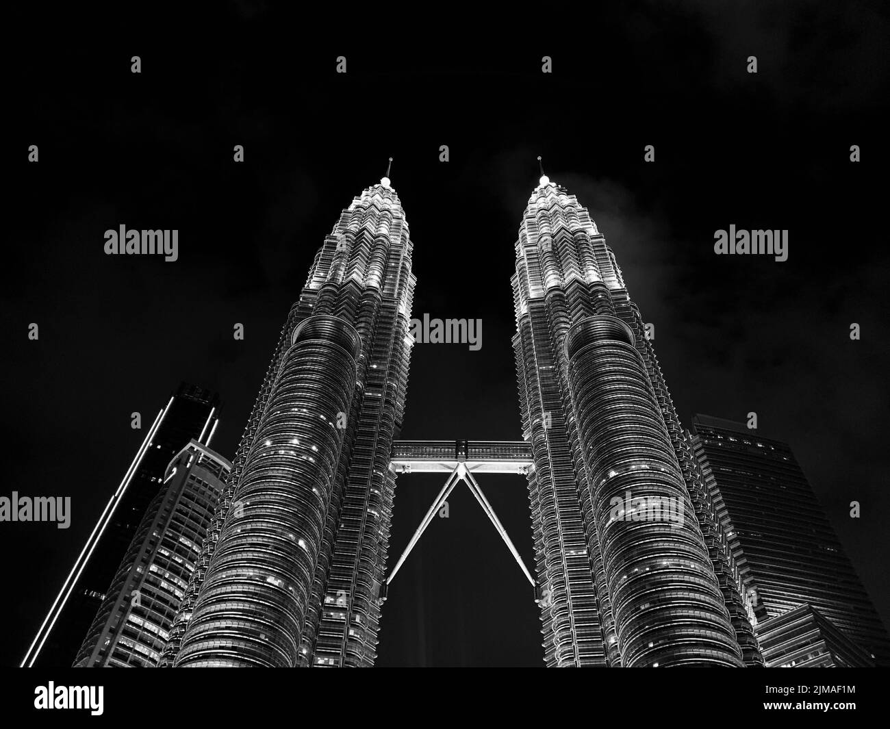 La vista ad angolo basso della torre gemella Petronas di notte a Kuala Lumpur Foto Stock