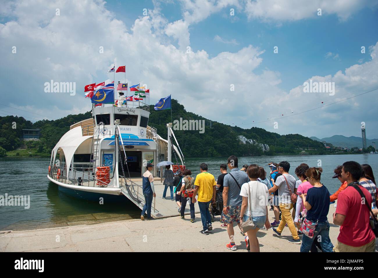 Traghetto pieno di turisti che lasciano il molo di Nami o Namiseom isola Foto Stock