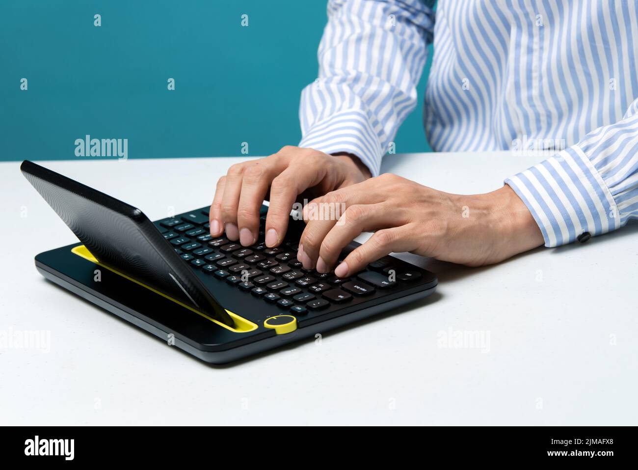 Utilizzo di un computer portatile per lo shopping online e il pagamento con carta di credito. Concetto di business e di vendita Foto Stock