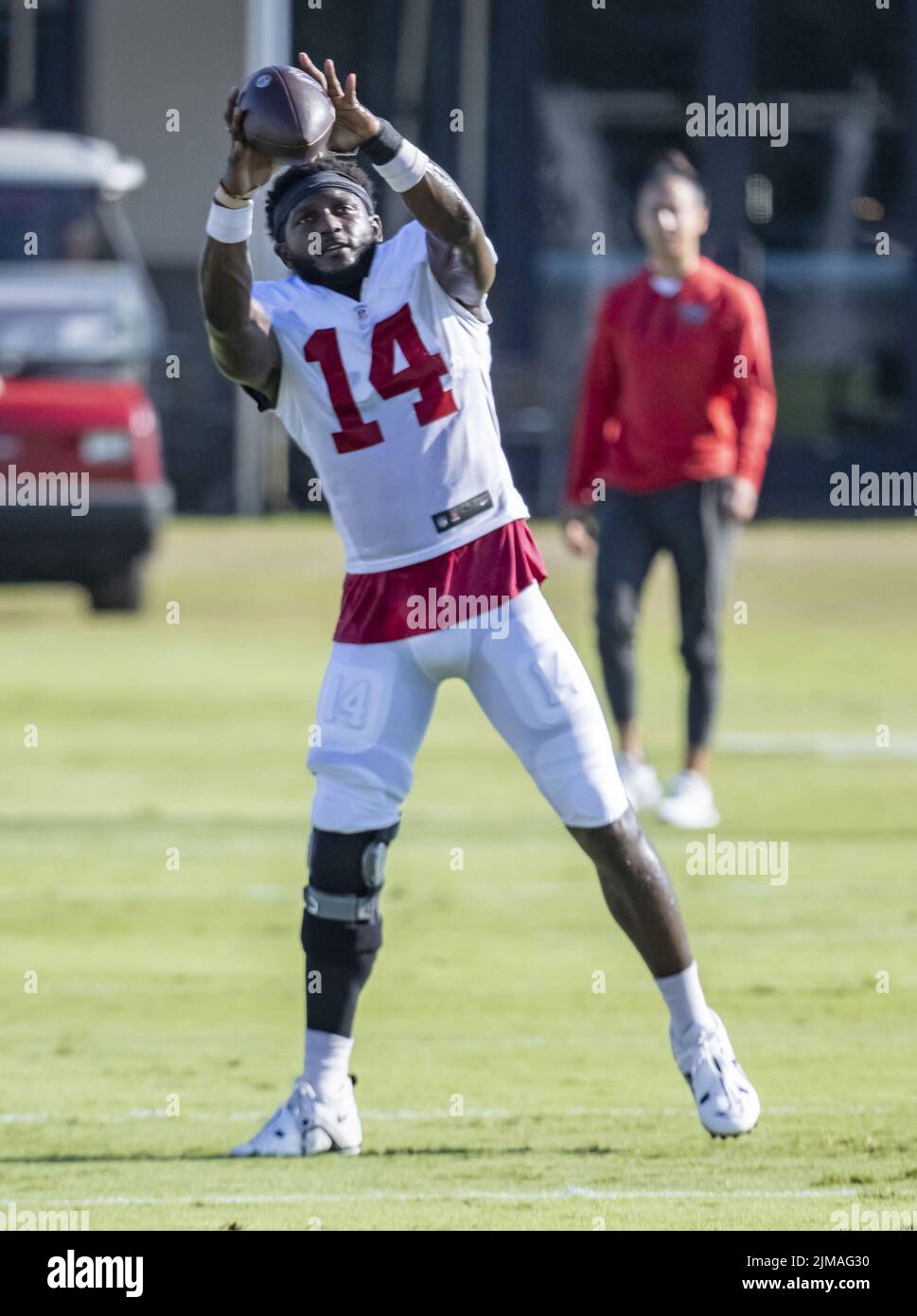 Tampa, Stati Uniti. 05th ago 2022. Chris Godwin, il grande ricevitore di Tampa Bay Buccaneers, si scioglie durante la pratica presso la struttura di formazione della squadra a Tampa, Florida, venerdì 5 agosto 2022. Foto di Steve Nesius/UPI Credit: UPI/Alamy Live News Foto Stock