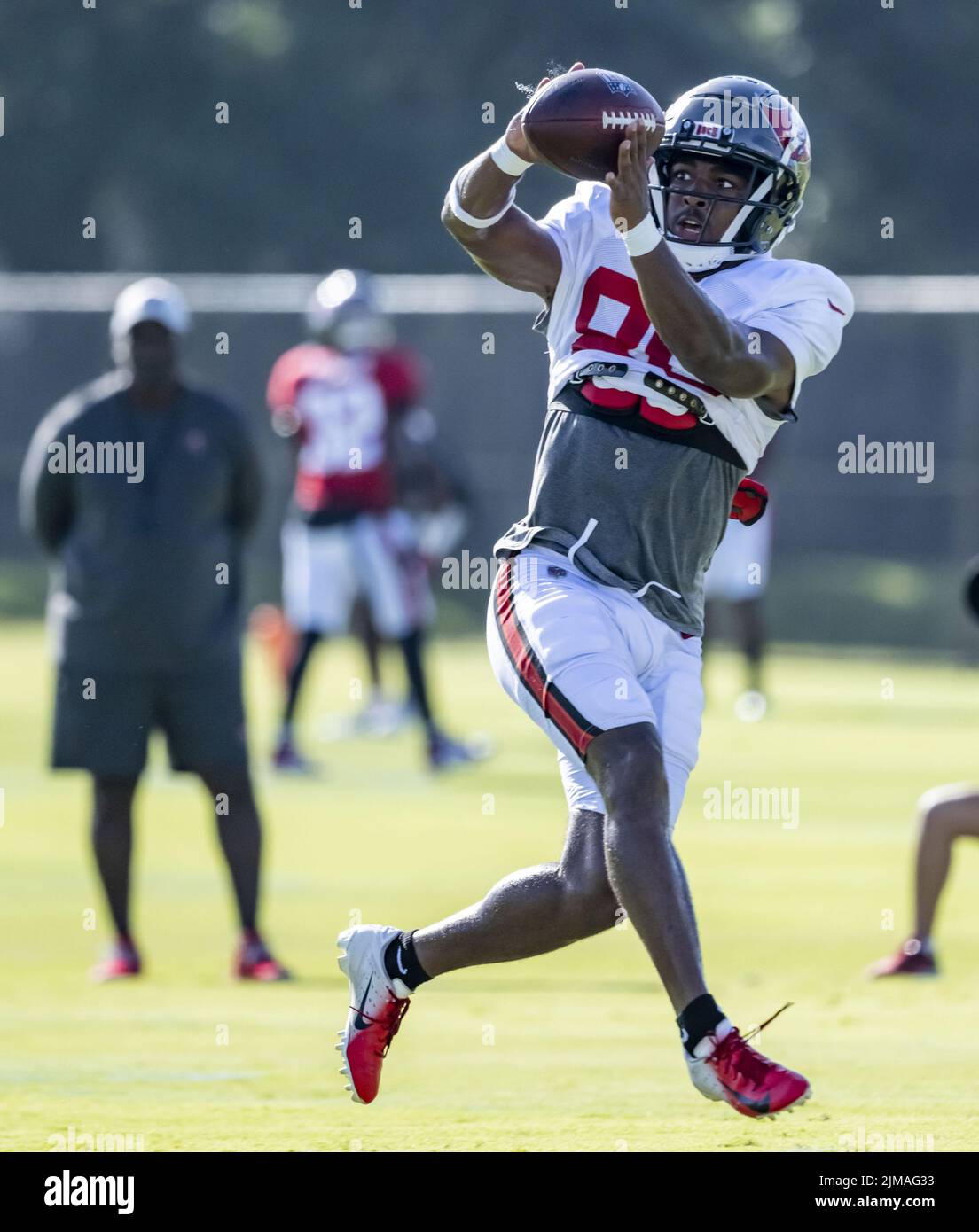 Tampa, Stati Uniti. 05th ago 2022. Tampa Bay Buccaneers Tight End Bug Howard afferra un pass durante la pratica presso la struttura di formazione della squadra a Tampa, Florida, venerdì 5 agosto 2022. Foto di Steve Nesius/UPI Credit: UPI/Alamy Live News Foto Stock