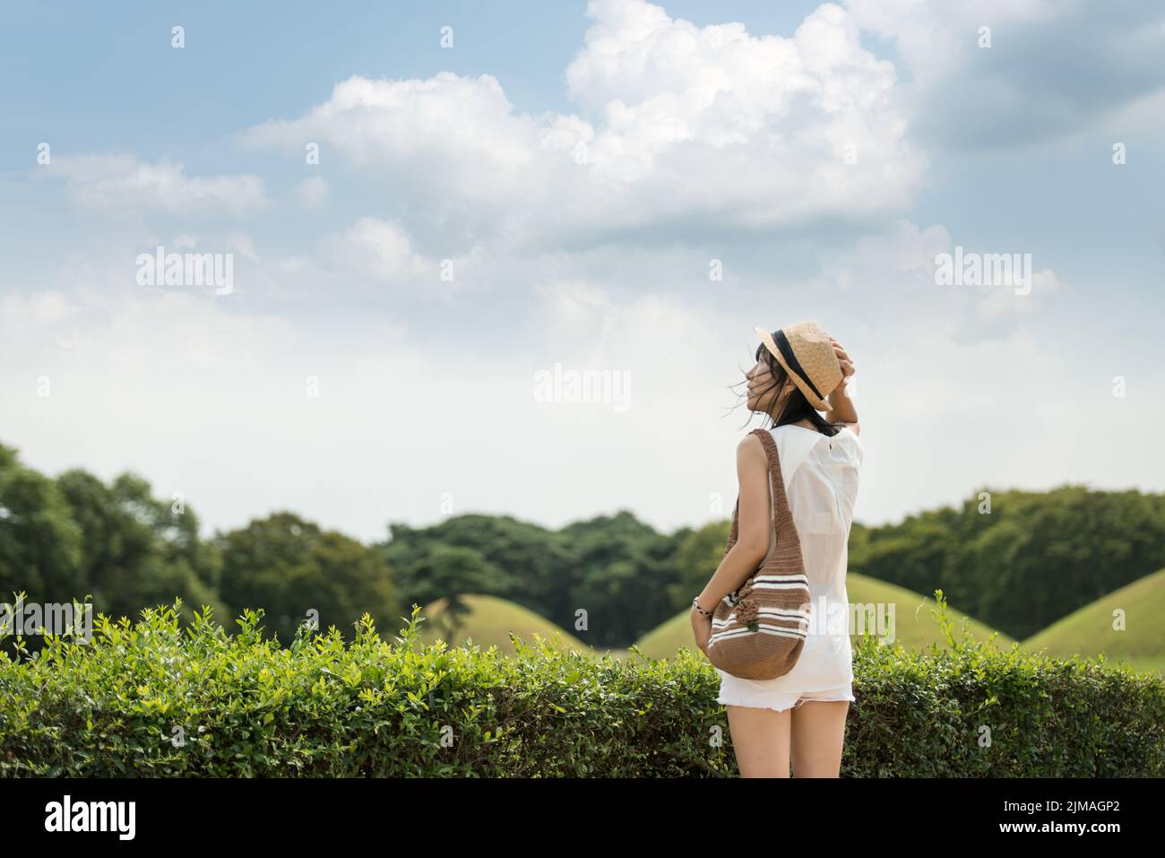 Viaggiatori femmina godendo visita Gyeongju in Corea del Sud. Giovane donna che vive la vita attiva Foto Stock