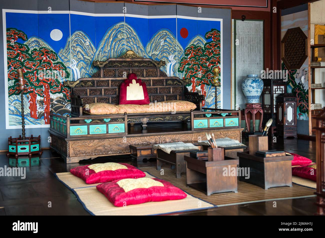 Hwaseong Haenggung Palace - splendidi interni tradizionali. Foto scattata il 23 dicembre 2016 Foto Stock