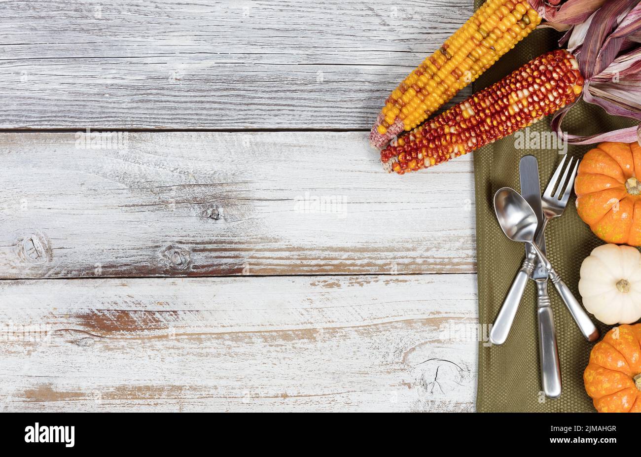 Cena del Ringraziamento su un rustico tavolo bianco con coloratissime decorazioni autunnali Foto Stock