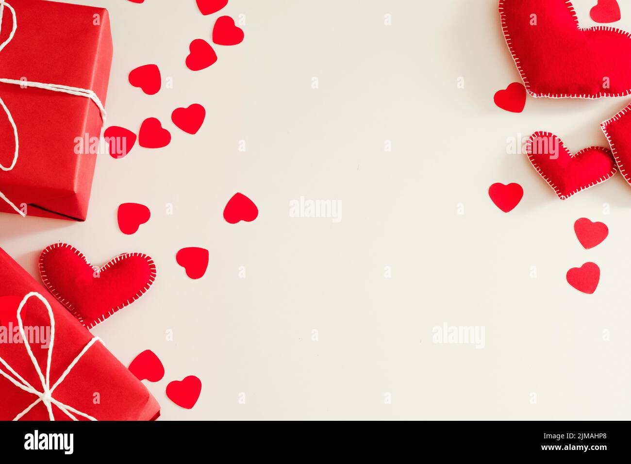 san valentino rosso feltro cuori scatole regalo Foto Stock