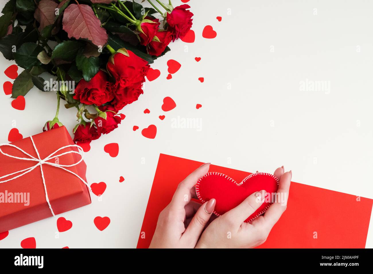 valentine giorno signora mani cuore rosso rose scatola regalo Foto Stock