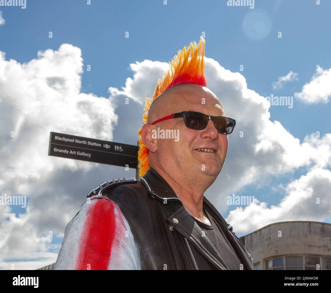 Blackpool, Lancashire, Regno Unito. 4th ago 2022. La sottocultura punk, le ideologie, la moda, con acconciature mohican tinted e la colorazione al festival punk Rebellion presso i Giardini d'Inverno. Una protesta contro atteggiamenti e comportamenti convenzionali, uno scontro di culture anti-establishment, mohawks, spille di sicurezza e un carico di atteggiamento alla città di mare come pugni che partecipano al festival annuale di musica rock Rebellion presso i Giardini invernali vengono a fianco a fianco con i tradizionali turisti. Foto Stock