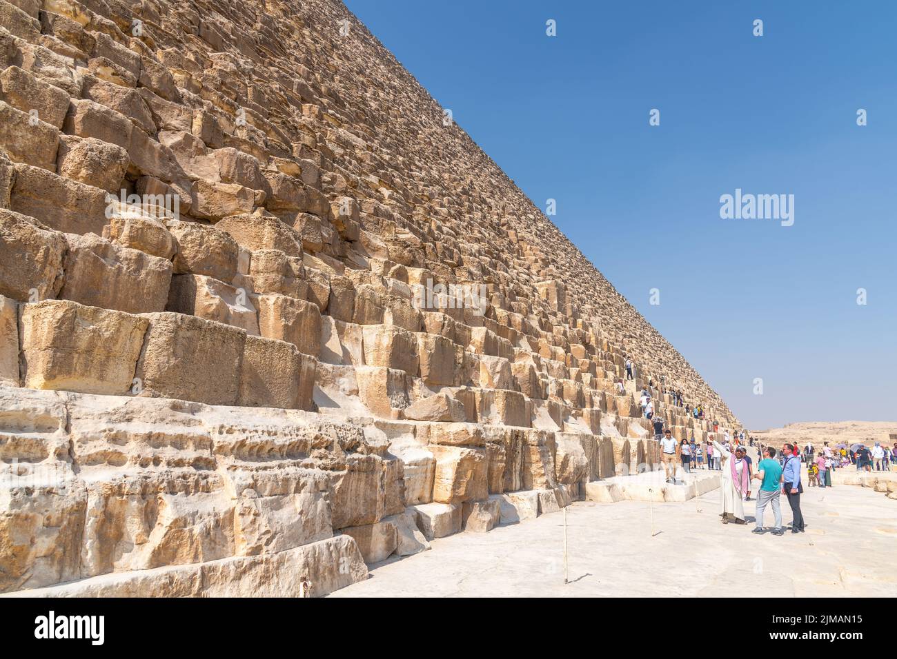 Giza, Egitto; 29 luglio 2022 - una vista dell'enorme piramide di Cheops, Giza, Egitto. Foto Stock