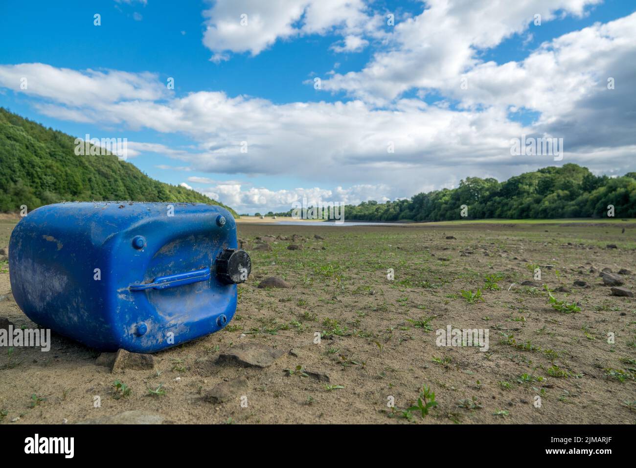 North Yorkshire, Regno Unito. 5th agosto, 2022. Jerry può sparpagliare sul bacino vuoto e asciutto del serbatoio di Lindley Wood. Il lago artificiale Lindley Wood, utilizzato dall'acqua dello Yorkshire per fornire acqua potabile a Leeds e alle aree circostanti, è quasi vuoto e asciutto. Foto Stock