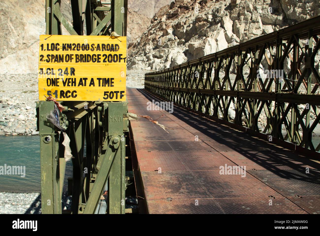 Siachen, Leh, India 09 Aprile 2022 - Signage Board con linea di controllo distanza dall'India al Pakistan su un ponte sul fiume Shyok in Ladakh Leh Regi Foto Stock